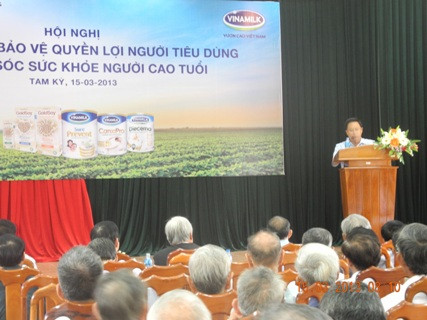 Ông Nguyễn Ngọc Thành - Trưởng bán hàng Vùng, Công ty Vinamilk chia sẻ với người tiêu dùng Quảng Nam các thông tin về công ty. Ông Nguyễn Ngọc Thành - Trưởng bán hàng Vùng, Công ty Vinamilk chia sẻ với người tiêu dùng Quảng Nam các thông tin về công ty.