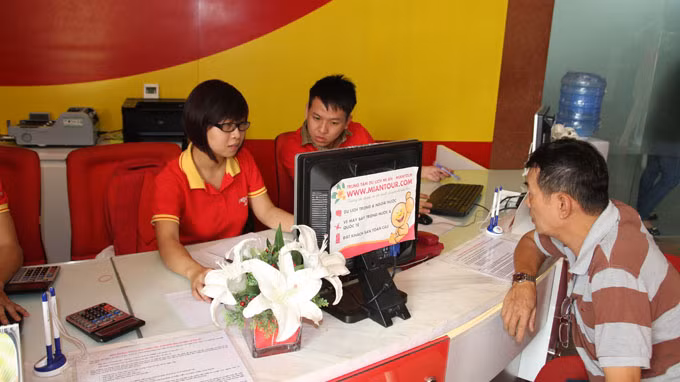 Trong khi nhiều vé máy bay tết của các hãng hàng không giá rẻ đã hết thì VNA hiện vẫn còn tồn hàng chục ngàn vé (ảnh chụp tại phòng vé của VietJet Air sáng 23/1) Trong khi nhiều vé máy bay tết của các hãng hàng không giá rẻ đã hết thì VNA hiện vẫn còn tồn hàng chục ngàn vé (ảnh chụp tại phòng vé của VietJet Air sáng 23/1)