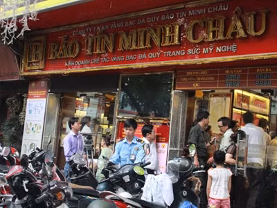 Người dân chen chúc nhau đi mua vàng tại Hà Nội (Ảnh chụp sáng 28/6). Người dân chen chúc nhau đi mua vàng tại Hà Nội (Ảnh chụp sáng 28/6).