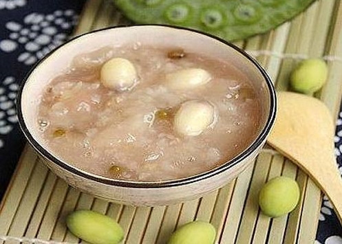 Cháo long nhãn, hạt sen có tác dụng bổ tâm dưỡng huyết, an thần bổ khí rất tốt.