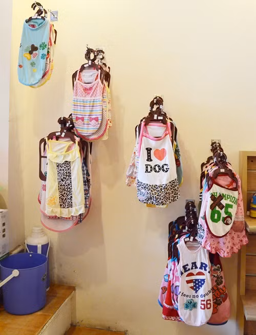 Một dàn trang phục dành cho thú cưng với phong cách treo và phân loại chuyên nghiệp không thua gì shop quần áo thật. Thông thường người chơi chỉ trang bị quần áo cho thú cưng vào mùa đông, mỗi bộ như trong hình có giá khoảng 100.000 đồng tới 120.000 đồng.