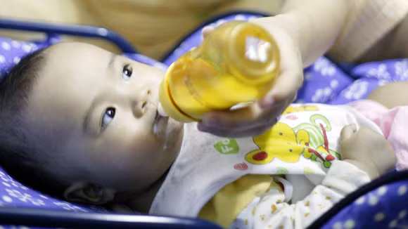 Cần chú ý các biểu hiện của trẻ sau khi uống sữa để cấp cứu kịp thời nếu xảy ra nhiễm độc. Ảnh minh họa Cần chú ý các biểu hiện của trẻ sau khi uống sữa để cấp cứu kịp thời nếu xảy ra nhiễm độc. Ảnh minh họa