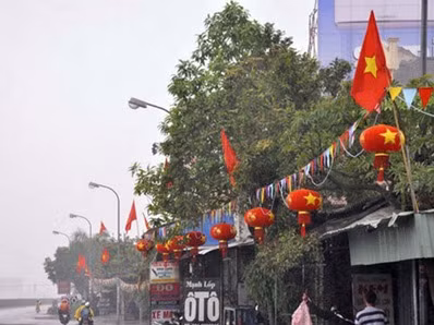 Đèn lồng được người dân dán cờ đỏ sao vàng ở khu dân cư Quán Toan, quận Hồng Bàng - Hải Phòng. Ảnh: HẢI THÀNH