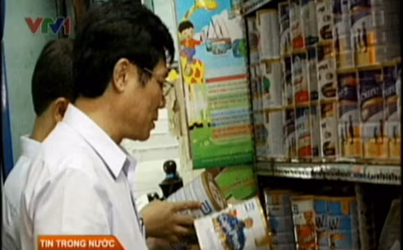 Thu hồi sữa nhiễm khuẩn (Ảnh: VTV News).