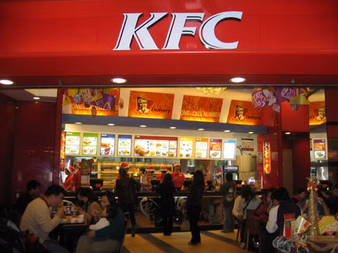 Để kinh doanh với thương hiệu KFC, doanh nghiệp phải chi tới cả triệu USD.