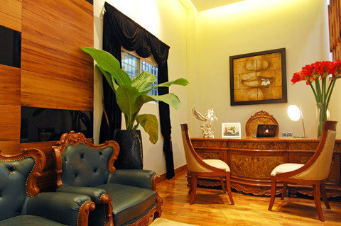 Phòng làm việc của chủ nhân ngôi nhà với cửa sổ hướng ra phố. Nội thất căn phòng được làm chủ yếu từ gỗ nu. Phòng làm việc của chủ nhân ngôi nhà với cửa sổ hướng ra phố. Nội thất căn phòng được làm chủ yếu từ gỗ nu.