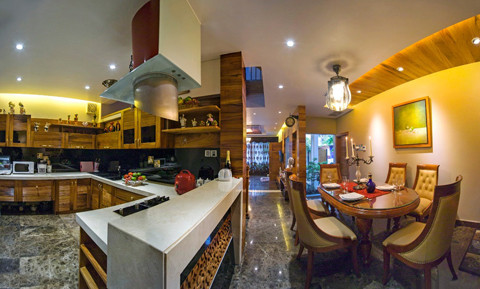 Khu bếp với các thiết bị tiện nghi nhập khẩu từ Italy. Gỗ gõ đỏ tiếp tục được sử dụng ở đây. Khu bếp với các thiết bị tiện nghi nhập khẩu từ Italy. Gỗ gõ đỏ tiếp tục được sử dụng ở đây.