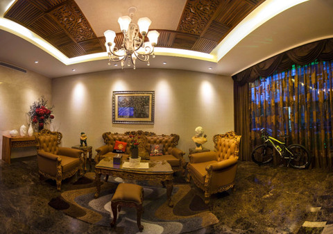Phòng khách được trang trí bởi bộ sofa bằng gỗ nu quý hiếm. Đây chính là nơi chủ nhân họp gia đình, tiếp khách. Phòng khách được trang trí bởi bộ sofa bằng gỗ nu quý hiếm. Đây chính là nơi chủ nhân họp gia đình, tiếp khách.