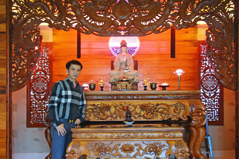 Bàn thờ chính, nơi thờ người vợ yêu đã mất của vị doanh nhân. Bàn thờ được làm từ làng nghề Đồng Kỵ, Bắc Ninh và chạm trổ ở Huế. Tượng phật được thỉnh tại Huế. Bàn thờ chính, nơi thờ người vợ yêu đã mất của vị doanh nhân. Bàn thờ được làm từ làng nghề Đồng Kỵ, Bắc Ninh và chạm trổ ở Huế. Tượng phật được thỉnh tại Huế.