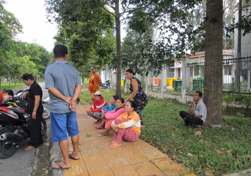 Chồng sản phụ Trần Thị Phượng ngồi thẫn thờ trước nhà xác.