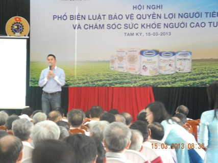Ông Nguyễn Duy Luân – Quản Lý Nhãn hàng sữa đậu nành GoldSoy chia sẻ đến người cao tuổi Quảng Nam các thông tin về Vinamilk và sản phẩm sữa đậu nành giàu đạm không biến đổi gen GoldSoy Ông Nguyễn Duy Luân – Quản Lý Nhãn hàng sữa đậu nành GoldSoy chia sẻ đến người cao tuổi Quảng Nam các thông tin về Vinamilk và sản phẩm sữa đậu nành giàu đạm không biến đổi gen GoldSoy