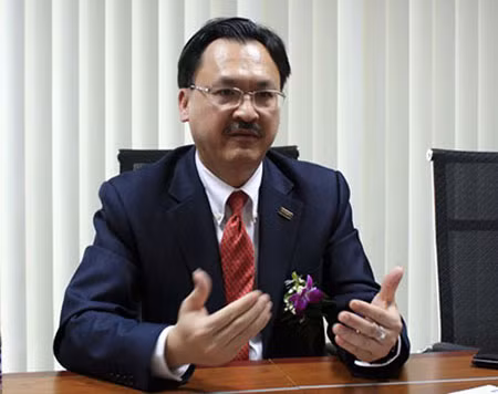 Ông Edward Chi khoe có thẻ xanh, muốn sang Mỹ lúc nào cũng được.