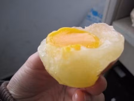 Một loại trứng gà Trung Quốc có lòng đỏ bất thường (Ảnh tư liệu) Một loại trứng gà Trung Quốc có lòng đỏ bất thường (Ảnh tư liệu)