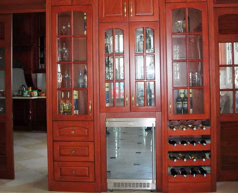 Trong phòng ăn có tủ rượu bằng gỗ. Trong phòng ăn có tủ rượu bằng gỗ.