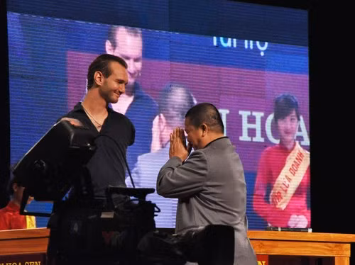 Ông Vũ theo đạo Phật, còn Nick Vujicic theo đạo Tin Lành, nhưng cả hai có điểm chung là luôn muốn hướng tới cộng đồng, yêu thương mọi người theo lời chia sẻ của Nick. Ông Vũ theo đạo Phật, còn Nick Vujicic theo đạo Tin Lành, nhưng cả hai có điểm chung là luôn muốn hướng tới cộng đồng, yêu thương mọi người theo lời chia sẻ của Nick.