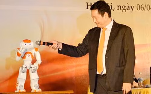 Ông Trương Gia Bình và chú robot Smartoshin, tại đại hội cổ đông của FPT diễn ra hôm 6/4 vừa qua.