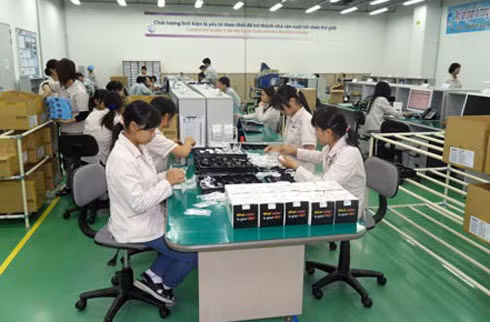 Thử nghiệm và đóng gói sản phẩm tại nhà máy Samsung Electronics Vietnam ở Bắc Ninh. Ảnh: Thanh Tuấn