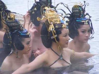 Các bản Tây Du Ký về sau, nhất là Tân Tây Du Ký (2012) áp dụng nhiều cảnh nóng bỏng hơn theo phong cách phim hiện đại...