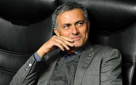 Mourinho một mình chống lại... tất cả. Mourinho một mình chống lại... tất cả.