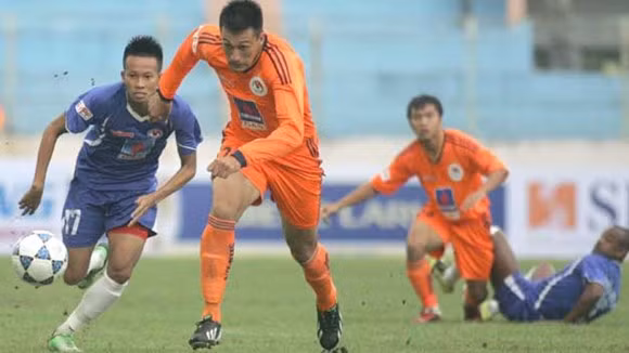 ột pha bóng trong trận tranh Siêu Cúp QG 2012 giữa XMXT.SG (sau) và SHB.ĐN.