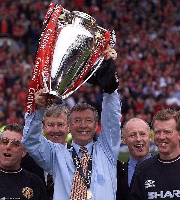 Hình ảnh trợ lý Steve McClaren nâng vương miện trên đầu Sir Alex trong khi ông cầm cúp vô địch thứ 6 trong sự nghiệp đã trở nên vô cùng đáng nhớ. Sir Alex đã trở thành ông hoàng trong “Nhà hát của những giấc mơ”.