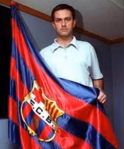 Mourinho và lá cờ Barca.