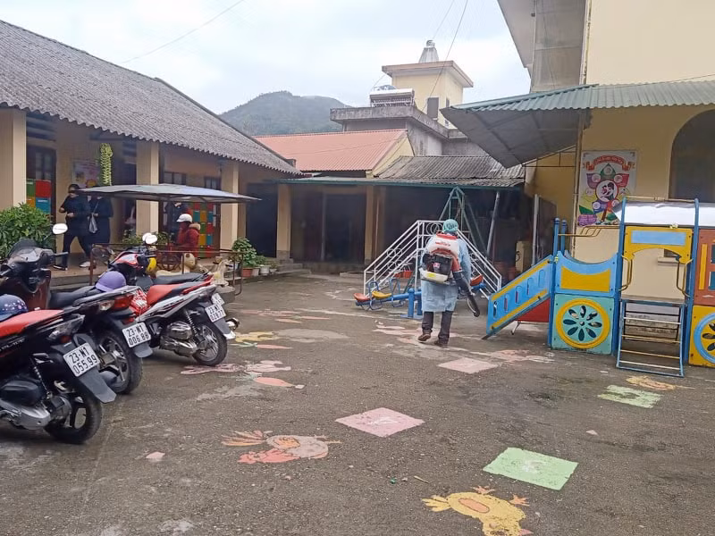 Công tác phun thuốc khử trùng lớp học được thực hiện rộng rãi ở huyện Đồng Văn. Ảnh: LC