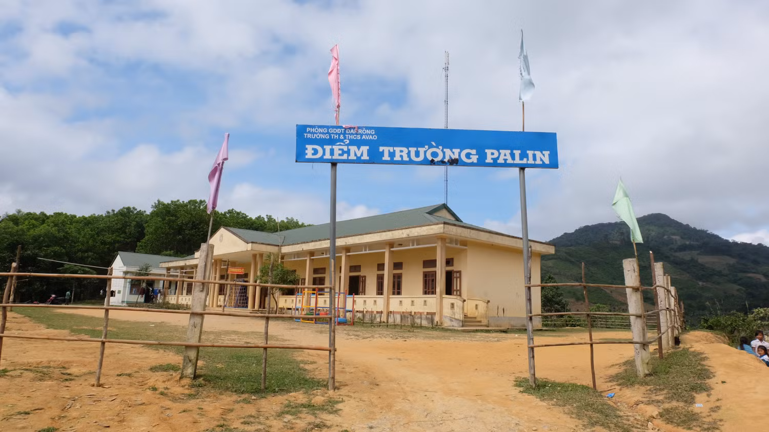 Điểm trường Pa - Lin hôm nay đã khang trang hơn trước rất nhiều. Ảnh: LC