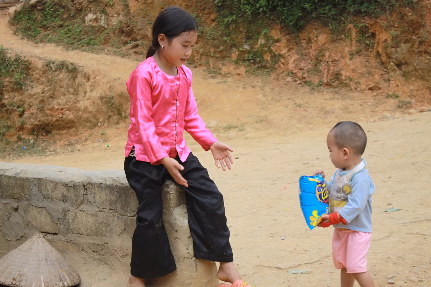 Thay vì đi học, chị ở nhà trông em cho bố mẹ lên nương.