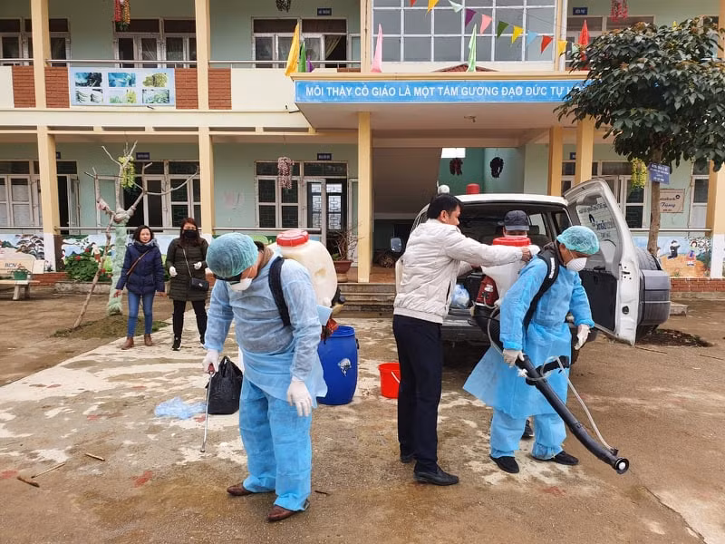 Các trường học ở Đồng Văn khử trùng toàn bộ khuôn viên của trường. Ảnh: PGD Đồng Văn. Các trường học ở Đồng Văn khử trùng toàn bộ khuôn viên của trường. Ảnh: PGD Đồng Văn.