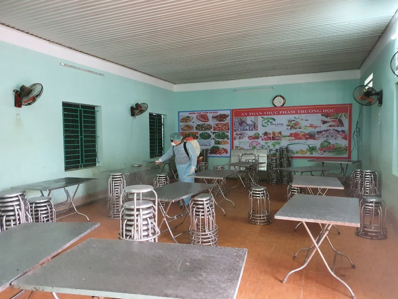 Công tác khử trùng trường học tại huyện Đồng Văn (Hà Giang). Ảnh: LC Công tác khử trùng trường học tại huyện Đồng Văn (Hà Giang). Ảnh: LC