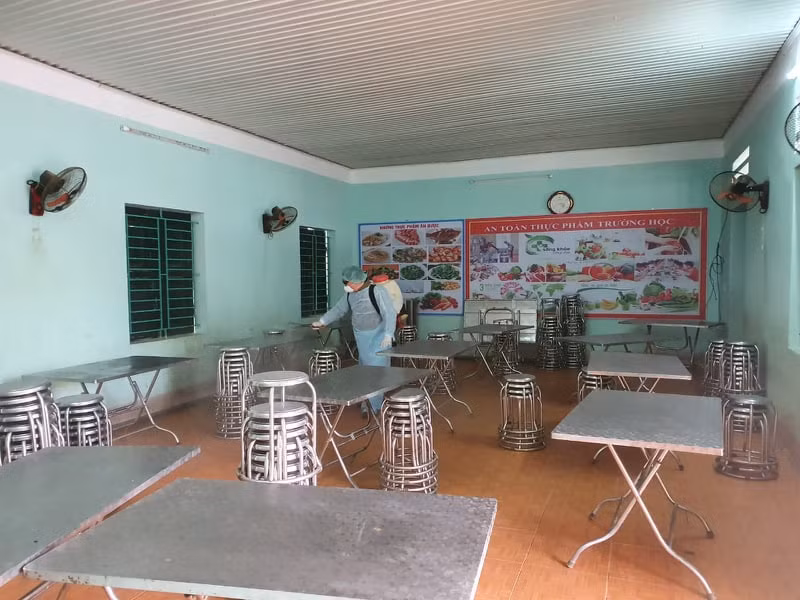 Khu vực nhà ăn của các trường trên địa bàn huyện Đồng Văn đều được phun thuốc khử trùng. Khu vực nhà ăn của các trường trên địa bàn huyện Đồng Văn đều được phun thuốc khử trùng.