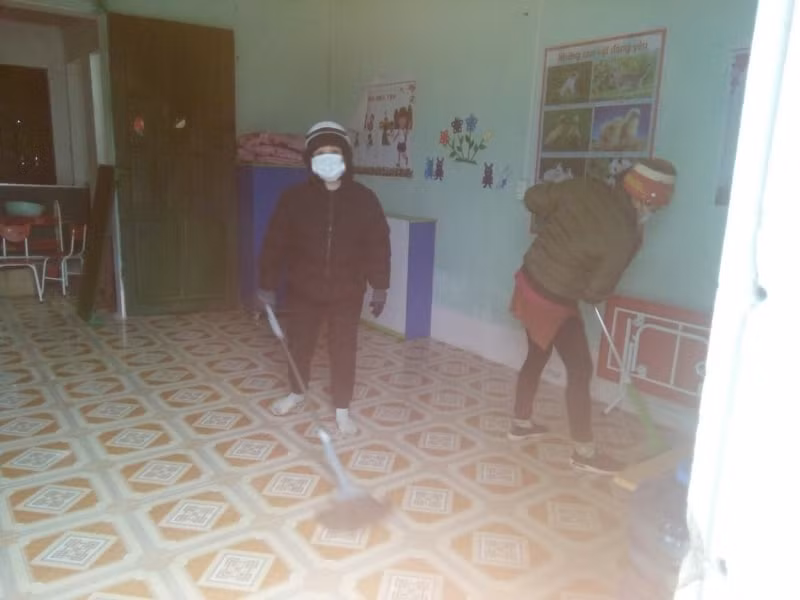 Trong thời gian học sinh nghỉ học, các giáo viên tham gia vệ sinh trường, lớp. Trong thời gian học sinh nghỉ học, các giáo viên tham gia vệ sinh trường, lớp.