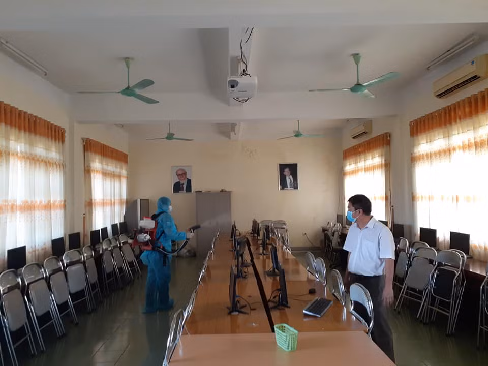 Công tác khử trùng lớp học tại trường Trung học phổ thông Đông Hà. Ảnh: trường Đông Hà