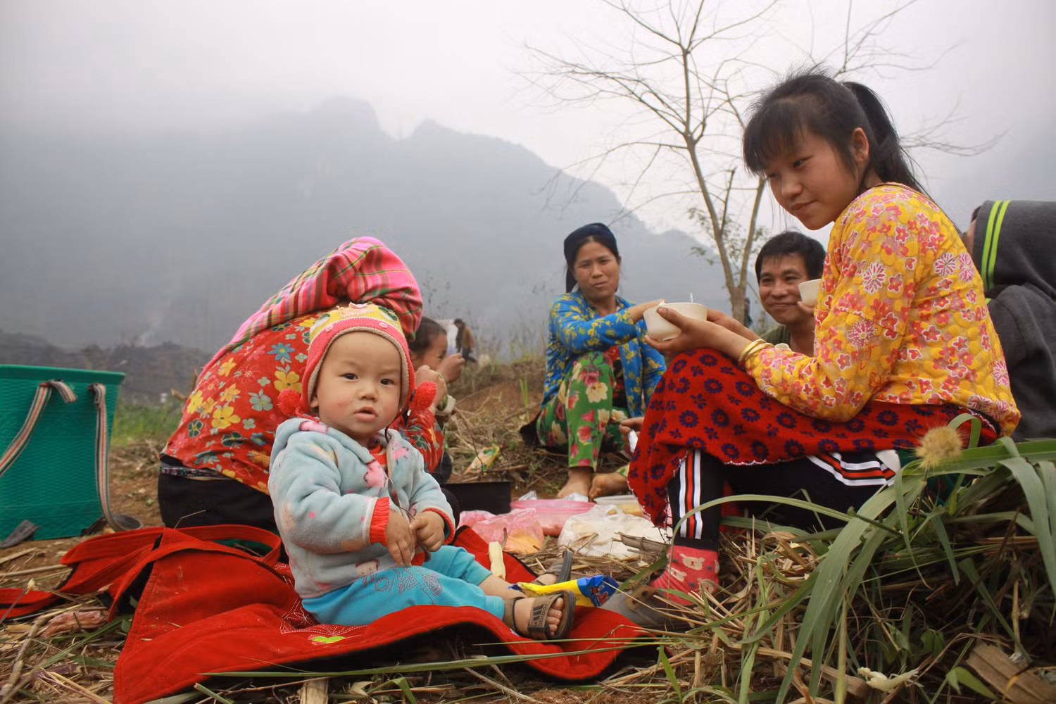 Cả nhà lên nương mùa trồng ngô.