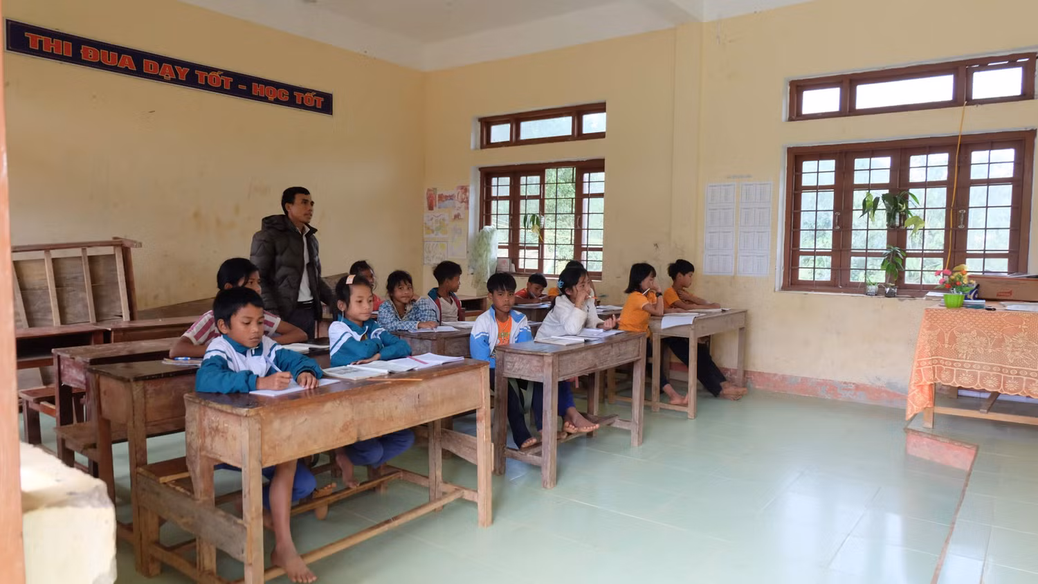 Thầy Phùng bảo, thầy sẽ tiếp tục lên lớp, tiếp tục đến với những điểm trường xa xôi của Trường Sơn, đến khi ngày bước chân mỏi mệt thì thôi. Ảnh: LC