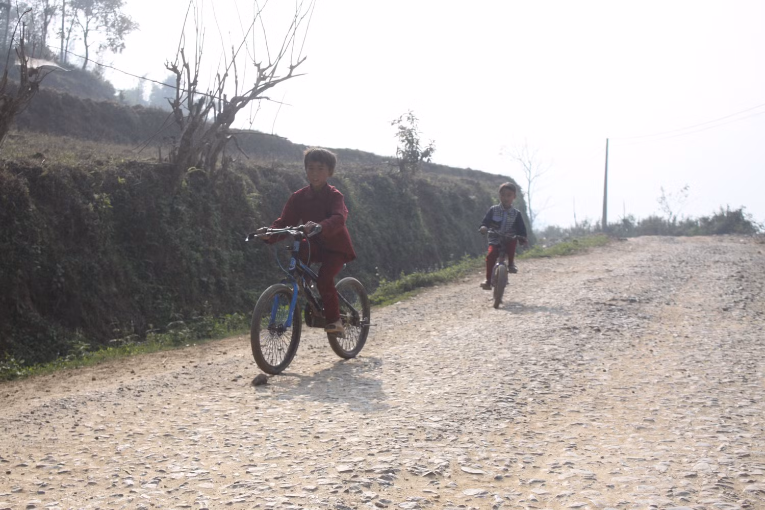 Trẻ em miền núi hồn nhiên vui chơi trong nắng Xuân.