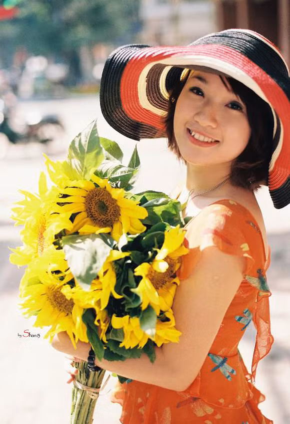 Minh Hiền gây ấn tượng với người đối diện bởi khuôn mặt khả ái và nụ cười ngọt ngào