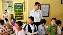 Trẻ xếp hàng thi vào lớp 1 Trẻ xếp hàng thi vào lớp 1