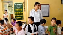 Trẻ xếp hàng thi vào lớp 1