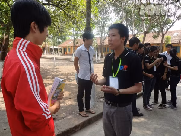 Nguyễn Hoàng Anh Khoa, sinh viên ĐH FPT đang tư vấn về ngành CNTT cho một học sinh nam lớp 12 của trường Nguyễn Hoàng Anh Khoa, sinh viên ĐH FPT đang tư vấn về ngành CNTT cho một học sinh nam lớp 12 của trường