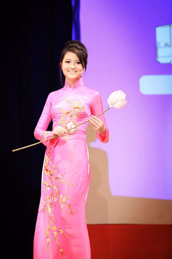 Vẻ thướt tha của Hà Ngân trong phần thi áo dài