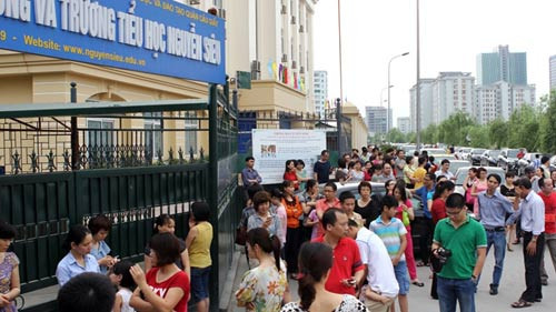 Phụ huynh đưa đón con đi thi vào lớp 1 Phụ huynh đưa đón con đi thi vào lớp 1