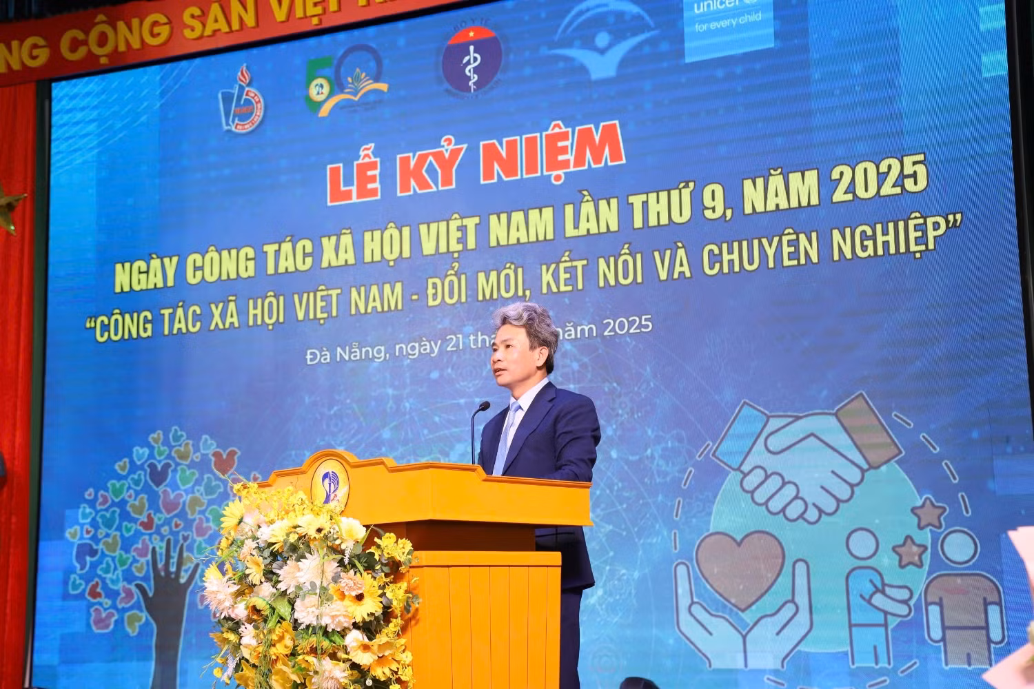 Phó Giáo sư, Tiến sĩ Võ Văn Minh, Hiệu trưởng Trường Đại học Sư phạm – Đại học Đà Nẵng lan toả thông điệp Ngày Công tác xã hội Việt Nam năm 2025: “Giúp một người cảm nhận được hạnh phúc là khởi tạo cho một thế giới hoà bình và phát triển bền vững”.