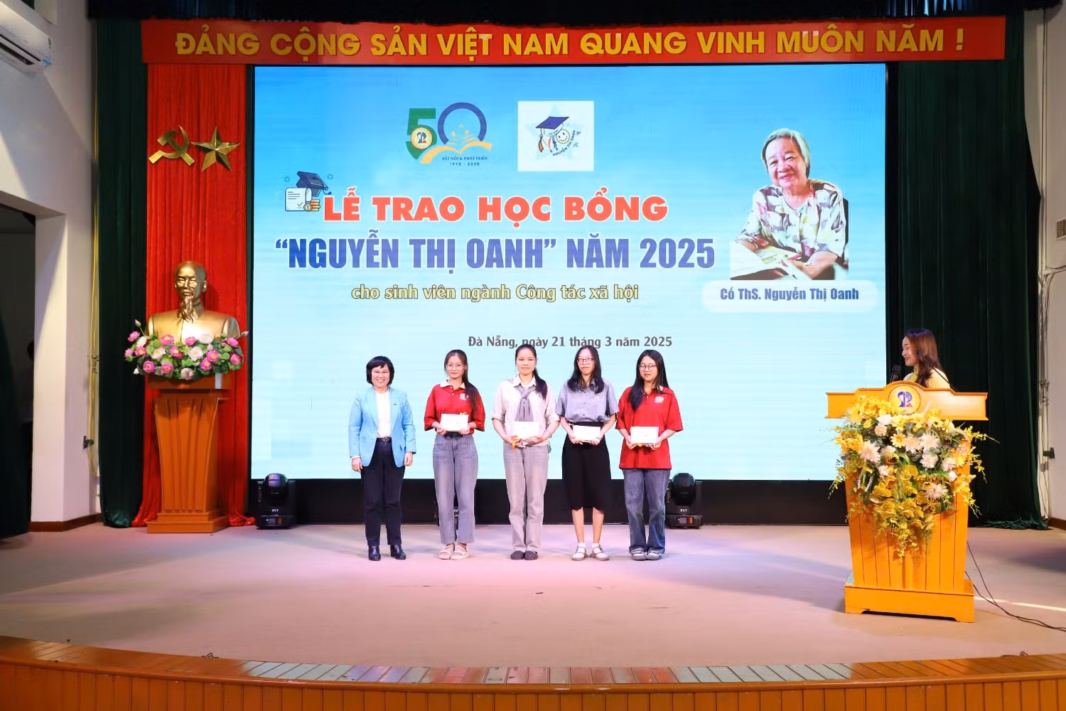 Bà Nguyễn Thị Ánh Nguyệt, đại diện Quỹ học bổng Nguyễn Thị Oanh trao học bổng cho sinh viên UED.