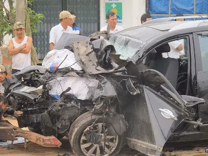 Vụ tai nạn làm chiếc xe con nát vụn khiến 3 người trong một gia đình tử vong tại chỗ Vụ tai nạn làm chiếc xe con nát vụn khiến 3 người trong một gia đình tử vong tại chỗ
