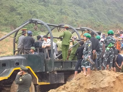 Rất dông lực lượng Công an, quân sự và kiểm lâm có mặt khi tiến hành trục vớt khúc gỗ sưa để đảm bảo an ninh và an toàn cho việc trục vớt. Rất dông lực lượng Công an, quân sự và kiểm lâm có mặt khi tiến hành trục vớt khúc gỗ sưa để đảm bảo an ninh và an toàn cho việc trục vớt.