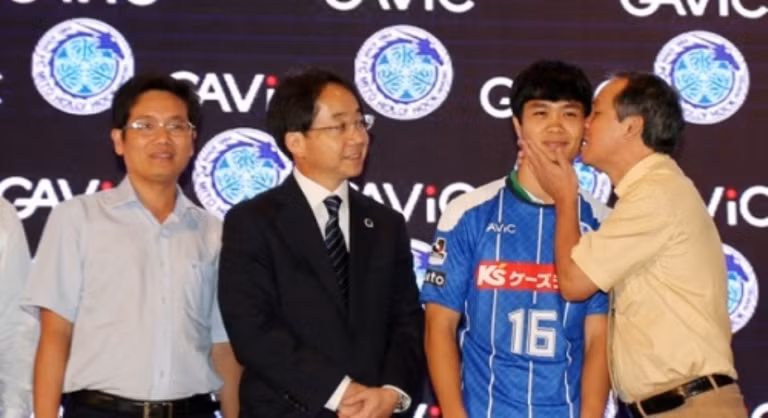 Bầu Đức thơm má Công trong ngày ký hợp đồng (ảnh Báo Bóng Đá)