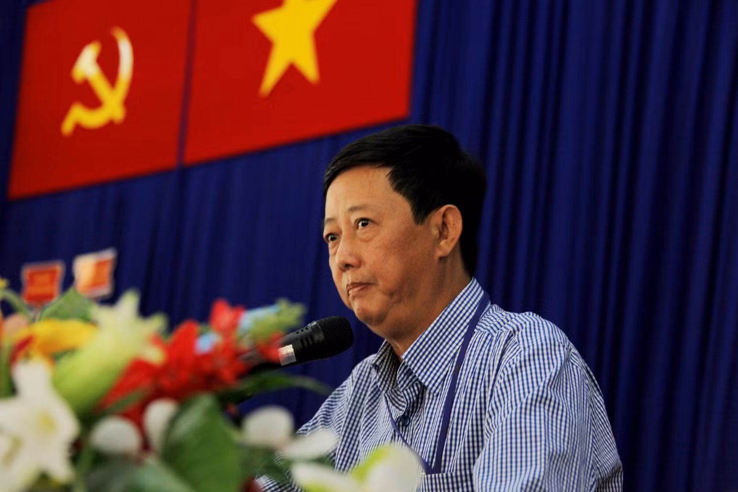 Ông Vương Ngọc Long – Trưởng ban Phát triển Vùng nguyên liệu Vinamilk, đại diện công ty giải đáp những thắc mắc của các hộ chăn nuôi bò sữa tại buổi ký kết hợp đồng