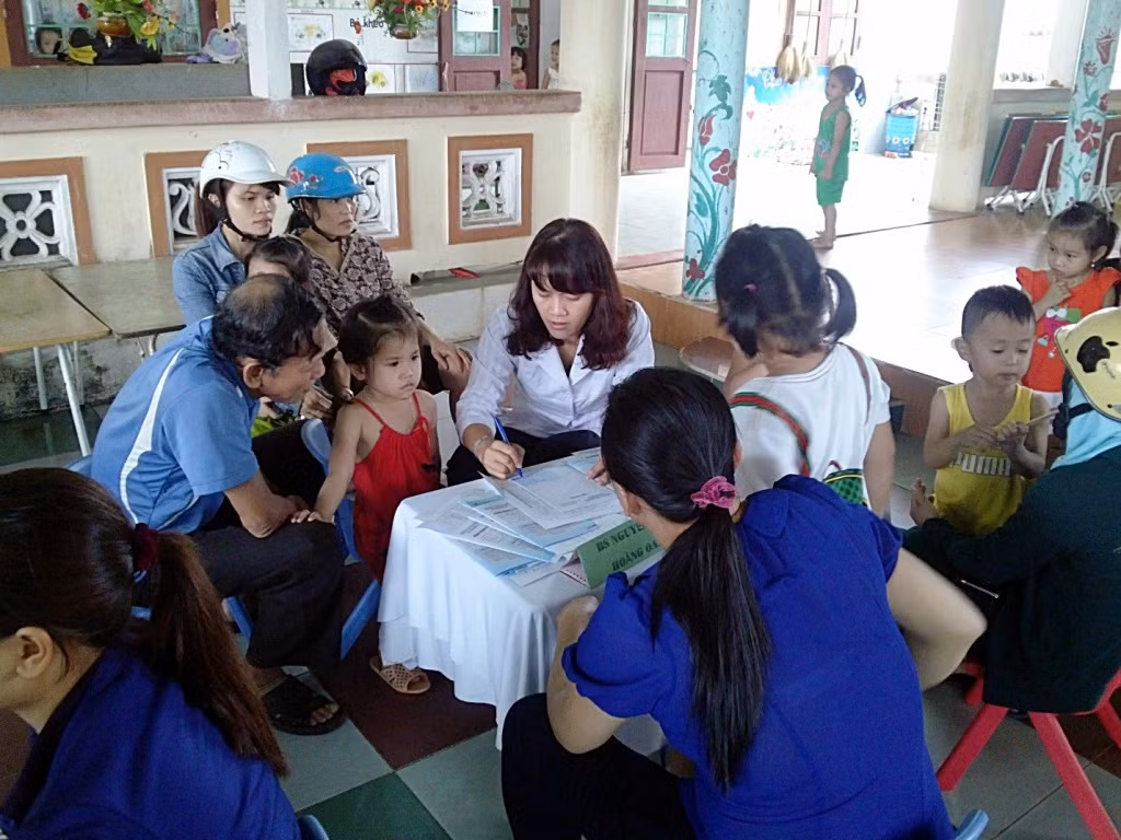 Ông ngoại đang chăm chú lắng nghe bác sĩ Vinamilk –Nguyễn Vĩnh Hoàng Oanh tư vấn chế độ dinh dưỡng cho bé.